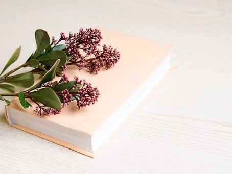 Livro antigo sobre a mesa