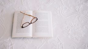 Livro antigo sobre a mesa